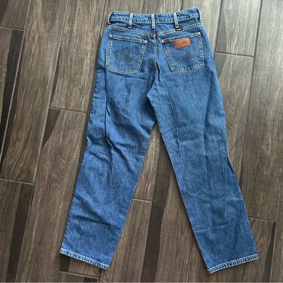 Wrangler Mom High Rise Straight Leg Jeans in Medium Wash Sz 28 - Picture 4 of 7